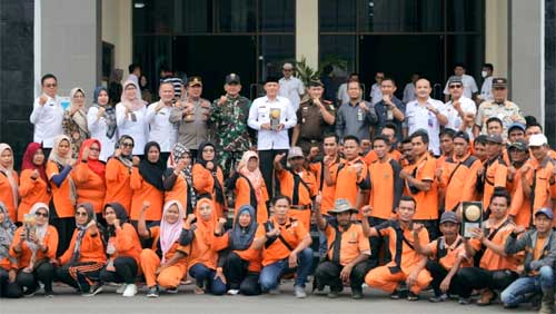 Wabup Pasaman bersama Pasukan Oranye Sambut Piala Adipura di Perbatasan 1 Wakil Bupati (Wabup) Pasaman, Sabar AS bersama Pejuang K3 'pasukan oranye' sambut kedatangan Piala Adipura