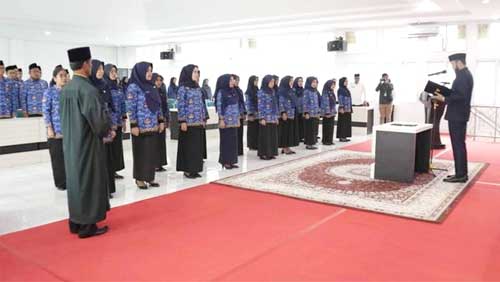 Wako Padang Panjang Serahkan SK 54 PNS 1 Wali Kota Padang Panjang, H. Fadly Amran, BBA Datuak Paduko Malano pimpin pengambilan sumpah janji PNS
