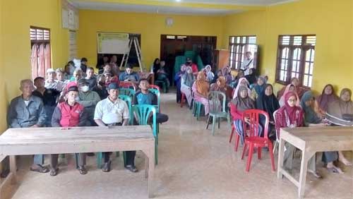 Warga Ketiwijayan mendatangi kantor desa