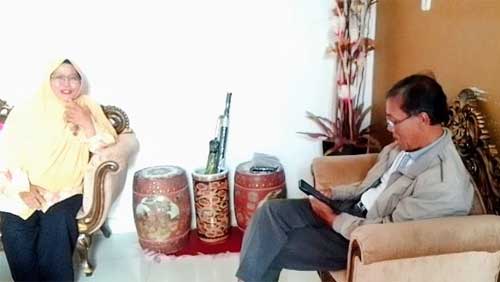 Awak media mewawancarai Yosardiana