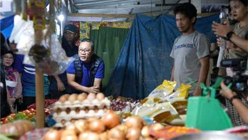 Mendag Zulkifli Hasan saat memantau ketersediaan stok dan kestabilan harga bapok di Pasar Sentral Lama, Mamuju, Sulawesi Barat
