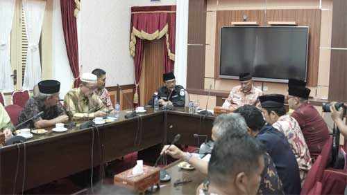 Gubernur Sumatera Barat, Mahyeldi menerima audiensi Bupati Limapuluh Kota, Safaruddin Dt. Bandaro Rajo bersama Wali Nagari Batu Ampa, Asra Arafat
