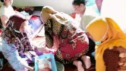 Puskesmas Ranah Ampek Hulu Tapan, Kecamatan Ranah Ampek Hulu Tapan, Kabupaten Pesisir Selatan melakukan kunjungan bayi baru lahir di Nagari Ampang Tulak Tapan
