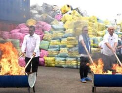 sebanyak 7.363 bal senilai Rp80 miliar dimusnahkan di Cikarang, Kabupaten Bekasi, Jawa Barat, pada Selasa 28 Maret 2023.