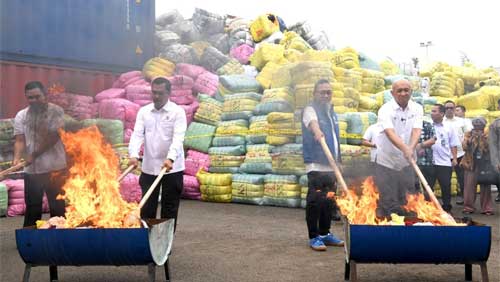 sebanyak 7.363 bal senilai Rp80 miliar dimusnahkan di Cikarang, Kabupaten Bekasi, Jawa Barat, pada Selasa 28 Maret 2023.