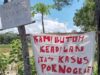 Poster atau tulisan yang ditempel di sepanjang jalan Desa Ketiwijayan