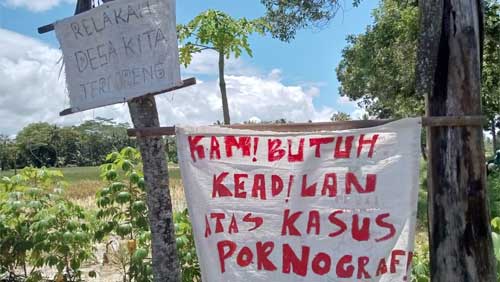 Poster atau tulisan yang ditempel di sepanjang jalan Desa Ketiwijayan