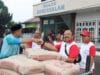Kabag SDM Kompol Eko serahkan bantuan dari Polres Payakumbuh berupa 10 sak semen kepada pihak pengurus Masjid Darussalam