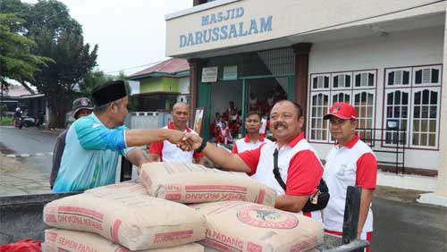 Kabag SDM Kompol Eko serahkan bantuan dari Polres Payakumbuh berupa 10 sak semen kepada pihak pengurus Masjid Darussalam