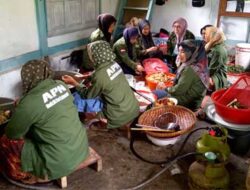 Dirikan Dapur Umum, Aksi Peduli Nagari Bukit Batabuah Sediakan Takjil Gratis