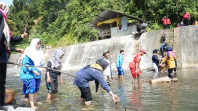 BPBD Sumbar Gelar Aksi Bersih Sungai di Bendungan Batang Kuranji