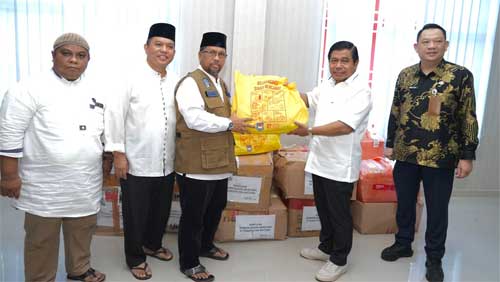 Sekjen Kemendagri Kembali Salurkan 100 Paket Bantuan bagi Korban Longsor Pulau Serasan