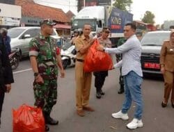 Kapolsek, Danramil dan Camat Kutoarjo Berbagi Takjil di Perempatan Jalan