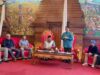 Ketua IWO Malang Raya, Rudi Harianto (mengenakan topi biru), Ketua DPRD Kota Malang, I Made Rian Diana (memakai kopiah hitam), Ahmad Basarah (mengenakan baju Hijau) saat memberikan Tausiah Kebangsaan
