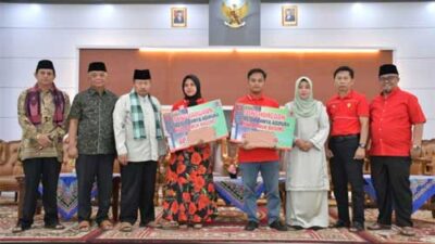 Bupati Agam Berikan Bonus untuk Petugas Kebersihan dan Pertamanan DLH