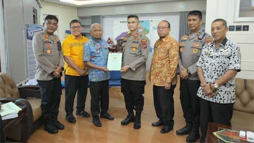 Bupati Asahan Serahkan Sertifikat Tanah kepada Kapolres AKBP Roman Smaradhana Elhaj untuk Pembangunan Polsubsektor Aek Kuasan