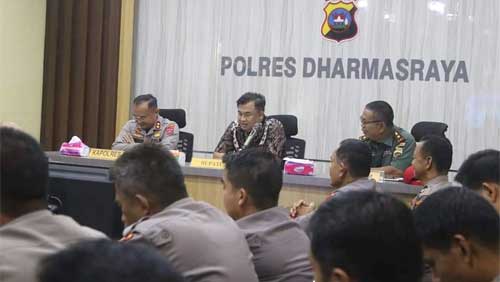 Bupati Dharmasraya, Sutan Riska Tuanku Kerajaan bersama dengan Kapolres Nurhadiansyah mendengarkan paparan Kapolri, Jenderal Listyo Sigit Prabowo, dalam rangka pengamanan Operasi Ketupat tahun 2023