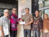 Sekretaris Inspektorat Kota Padang Panjang, Davidson salurkan bantuan Basunting tahap dua, yang diterima Lurah Silaing Bawah, Yohanes Alatumahu