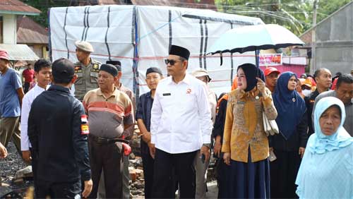 Kunjungi Lokasi Kebakaran di Nagari Muaro Pingai, Bupati Solok Janjikan Hal Ini 1 Bupati Solok, Epyardi Asda Kunjungi Lokasi Kebakaran di Jorong Tanjuang, Nagari Muaro Pingai, Kecamatan Junjuang Siriah