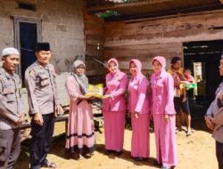 Jumat Barokah, Polsek Sungai Rumbai Bagikan Sembako dari Kapolres Dharmasraya
