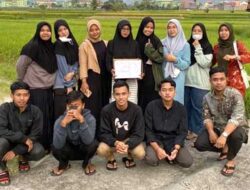 Ikatan Mahasiswa Rokan Hulu di Bukittinggi Bagi-bagi Takjil di Kubang Putiah