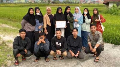 Ikatan Mahasiswa Rokan Hulu di Bukittinggi Bagi-bagi Takjil di Kubang Putiah