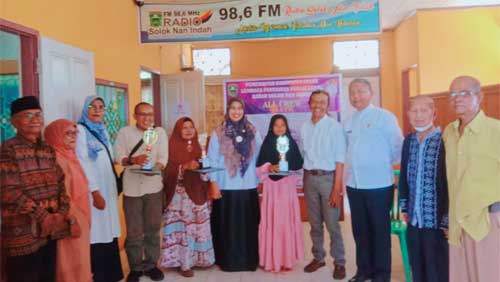 Kadis Kominfo Kabupaten Solok Serahkan Hadiah Juara MTQ di Udara