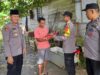 Kapolsek Sungai Rumbai Berikan Bansos kepada Warga Kurang Mampu