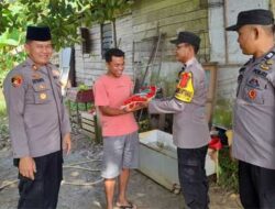 Kapolsek Sungai Rumbai Berikan Bansos kepada Warga Kurang Mampu