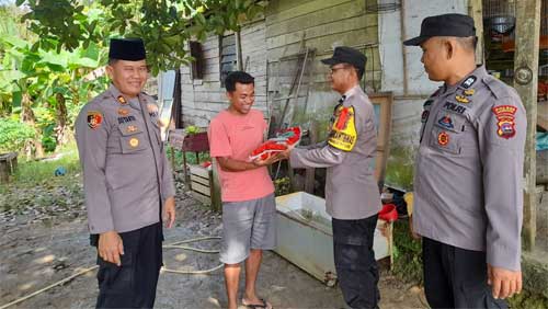 Kapolsek Sungai Rumbai Berikan Bansos kepada Warga Kurang Mampu