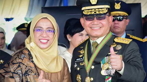Kasad Hadiri HUT TNI Angkatan Udara ke-77 1 Kasad Jenderal TNI Dr. Dudung Abdurachman dan Ketua Umum Persit Kartika Chandra Kirana Ny. Rahma Hadiri HUT ke-77 TNI Angkatan Udara