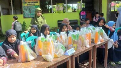 Tutup Kegiatan Sekolah di Bulan Ramadhan, Keluarga Besar SDIT Al Qudwa Pessel Bagikan Sembako