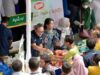 Menteri Perdagangan Zulkifli Hasan meninjau bazar Ramadan di Rusunawa KS Tubun di Palmerah, Jakarta Barat