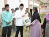Bupati Solok Selatan, H. Khairunas serahkan bantuan pangan di Nagari Pakan Rabaa Utara, Kecamatan Koto Parik Gadang Diateh