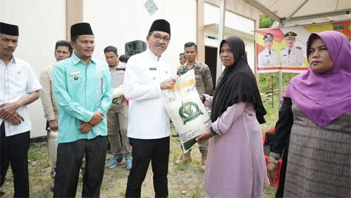 Bupati Solok Selatan, H. Khairunas serahkan bantuan pangan di Nagari Pakan Rabaa Utara, Kecamatan Koto Parik Gadang Diateh