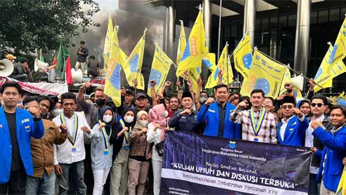 Pengurus Besar Pergerakan Mahasiswa Islam Indonesia (PB PMII) menggelar Kuliah Umum dan Diskusi Terbuka di depan kantor Komisi Pemberantasan Korupsi (KPK) RI