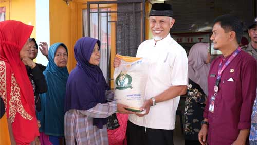 Gubernur Sumatera Barat, Mahyeldi Ansharullah serahkan bantuan pangan nasional di Kantor Lurah Lubuk Minturun, Kecamatan Koto Tangah, Kota Padang