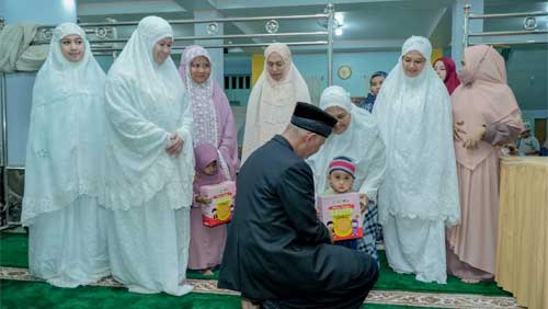 Gubernur Sumbar, Mahyeldi Ansharullah didampingi oleh Ketua Tim Pengerak PKK Sumbar Harneli saat melakukan Safari Ramadhan di Masjid Nurul Amri Kota Padang Panjang