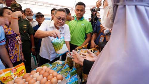 Mendag Zulkifli Hasan Tinjau Pasar Murah di Jakarta