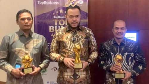 Wali Kota Padang Panjang, H. Fadly Amran, BBA Datuak Paduko Malano bersama Direktur PDAM, Adrial A. Bakar usai penerimaan penghargaan TOP BUMD Awards 2023
