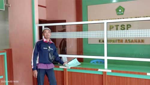 Supriono di PTSP Kantor Kemenag Asahan yang kosong