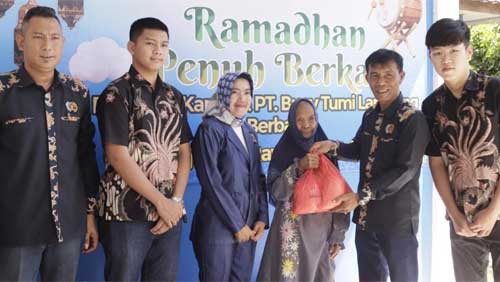 PWI Way Kanan bersama PT Buay Tumi Lampung Gelar Baksos Bagi-bagi Sembako