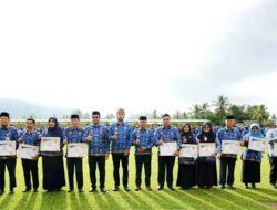 Pegawai Terbaik Pemkab Sijunjung Terima Piagam Penghargaan