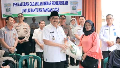 Bupati Pasaman, Benny Utama saat penyerahan secara simbolis di Kantor PT. Pos Lubuk Sikaping