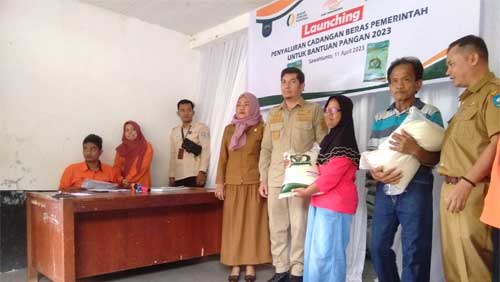 Walikota Deri Asta sat penyerahan bantuan pangan untuk Keluarga Penerima Manfaat