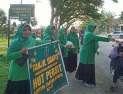 Persit Kartika Chandra Kirana Ranting 4 Pulau Punjung Bagi-bagi Takjil Gratis