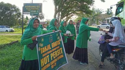 Persit Kartika Chandra Kirana Ranting 4 Pulau Punjung Bagi-bagi Takjil Gratis