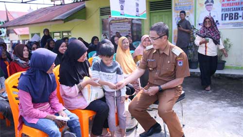 Pj Wako Payakumbuh Serahkan Bantuan Pangan di Kelurahan Sapaku