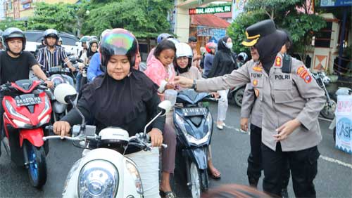 Polres Payakumbuh Bagikan Takjil Gratis