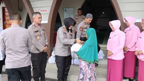 Polres Payakumbuh Salurkan Bantuan Sosial di Sekitar Mapolres setempat